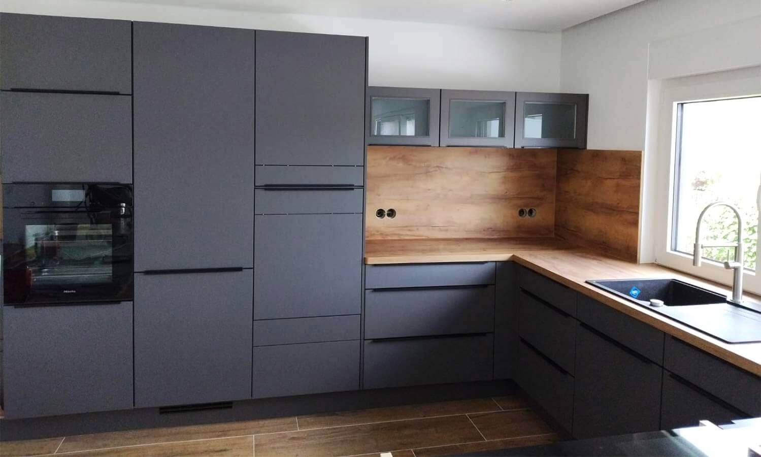 Blaugraue moderne Küche mit Arbeitsplatte aus Holz