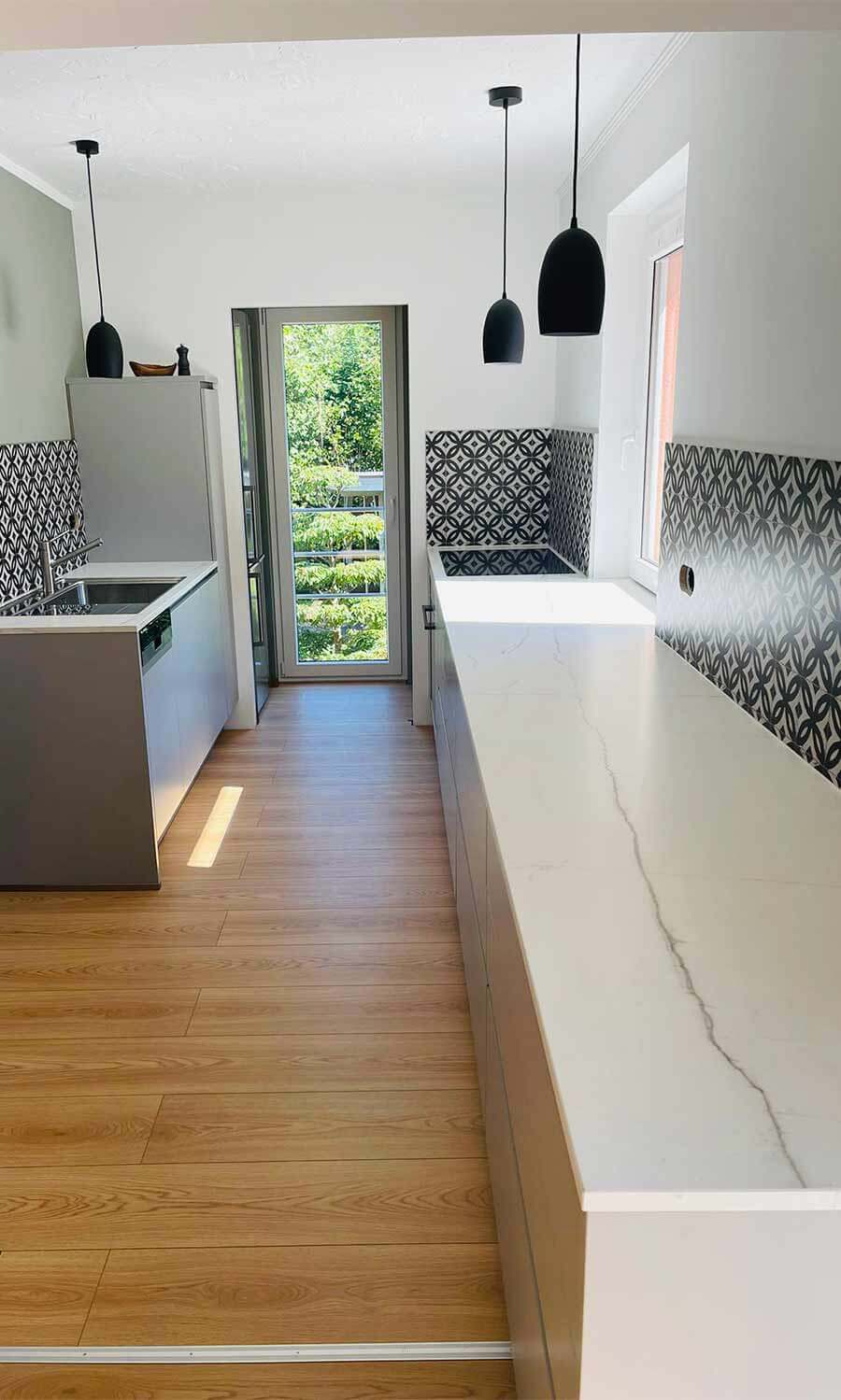 Moderne weiße Küche mit Marmor Arbeitsplatte