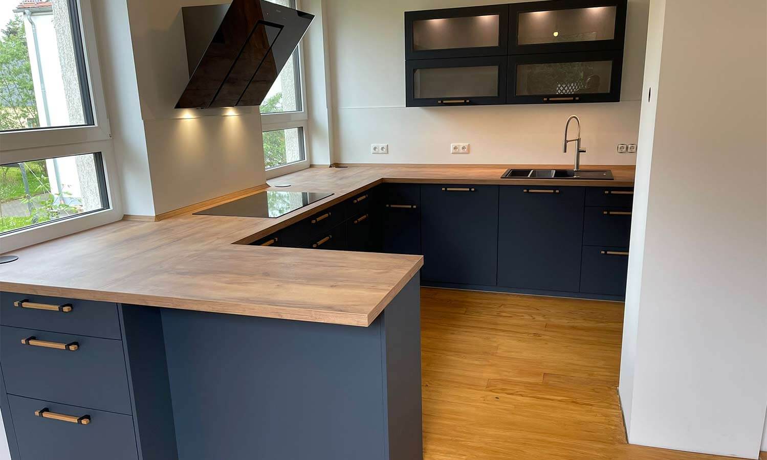 Blaue Küche mit Holz Arbeitsplatte