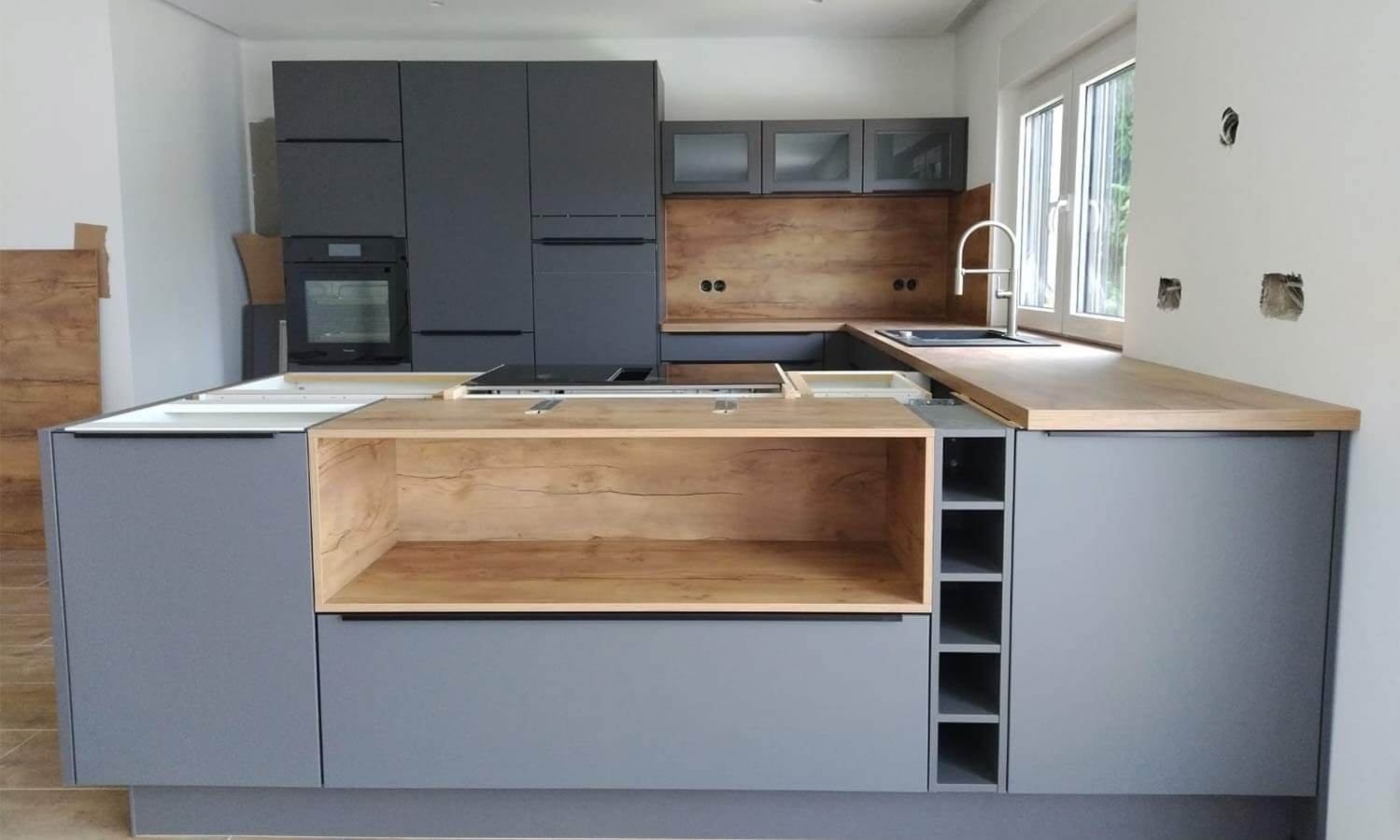 Blau/Graue Küche mit Holz